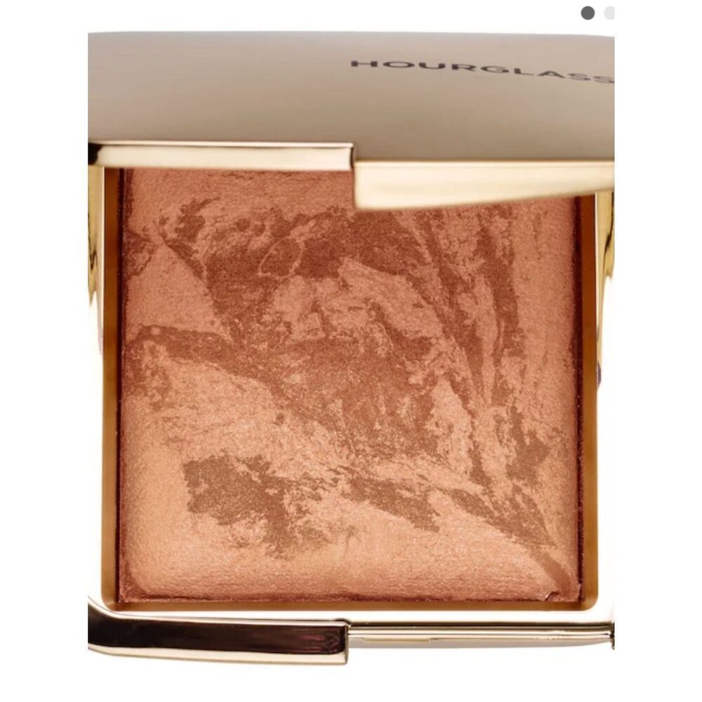 Hourglass
Ambient® Lighting Bronzer in Radiant Bronze